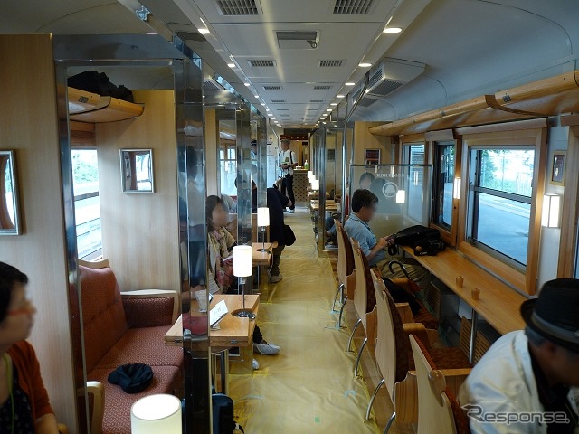 2号車:窓向きのカウンター席と反対側の窓を向いた2人がけソファ席が設けられている。浅間山が見える区間では徐行運転を行うという。