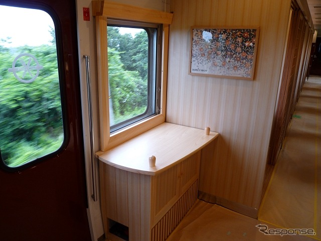 3号車:ドア横のテーブル。