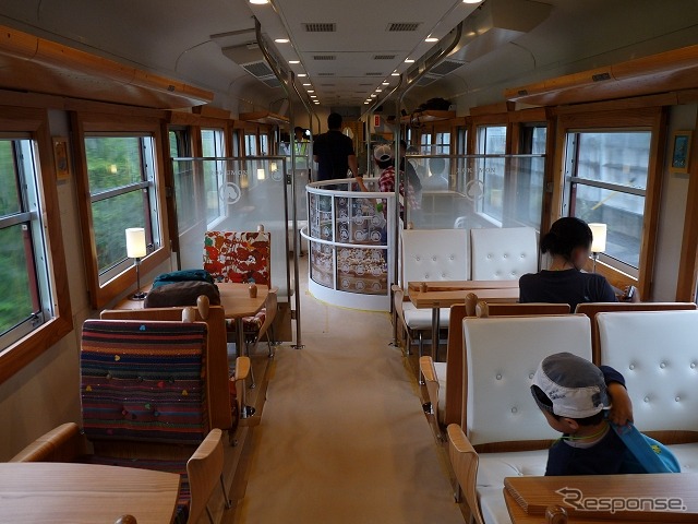 1号車:2人分(1人がけ二つ)または4人分(2人がけ二つ)のボックス風席を配している。