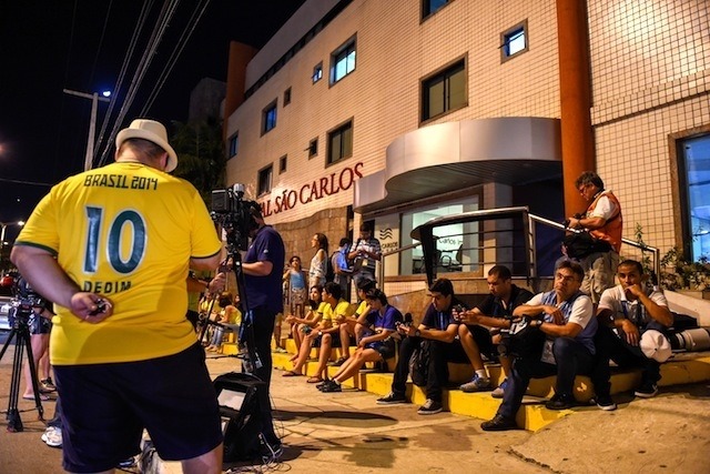 ネイマールが搬送された病院前で無事を祈るファン。7月4日 (c) Getty Images