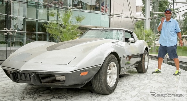ジョージ・タリーさんと愛車の1979年式シボレーコルベット