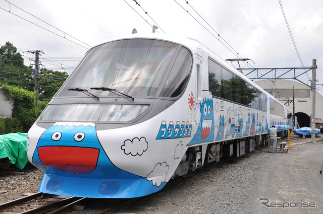 富士急行は7月12日から運行を開始する新型の『フジサン特急』8000系を公開。写真は1号車のクモロ8001