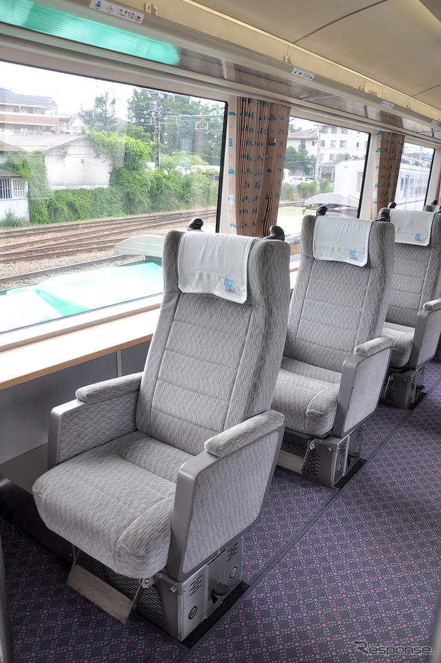 富士急行は7月12日から運行を開始する新型の『フジサン特急』8000系を公開。1号車は2+1配列と2+2配列の座席を設けている