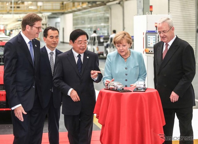 VWグループの中国成都工場を訪れた独メルケル首相