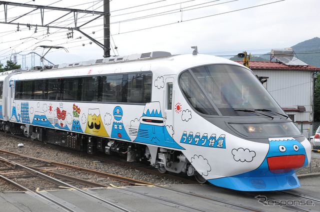 1号車のクモロ8001（旧デハ20001）。側面は富士山駅から見て左側。先頭部のフジサンキャラは「フジニッコリ」が採用された。