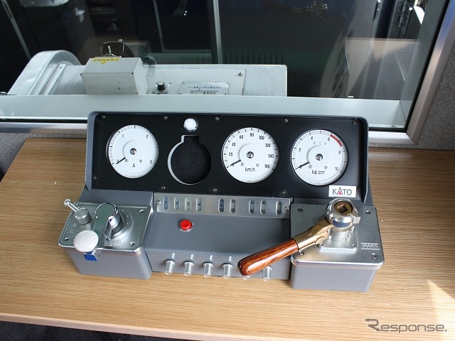 1号車：模擬運転台はKATOの鉄道模型用コントローラーを使用している。