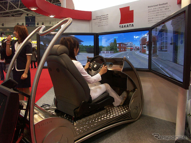 【東京モーターショー05】3面ワイドスクリーンで最新型シートベルトを体感