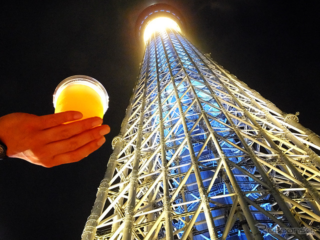 ビール片手に東京スカイツリーを見上げて