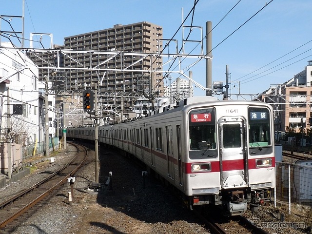 「東上線1日フリー乗車券」は東上本線と越生線が1日に限り自由に乗り降りできる。写真は北池袋駅に進入する東上線の池袋行き急行。