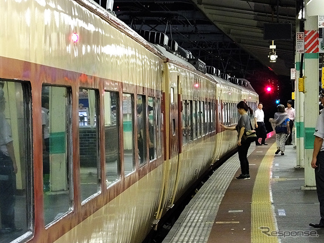 市川駅に停車中の「快速山梨富士4号」