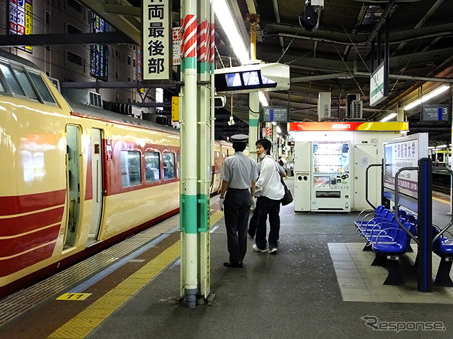 「この電車、乗っていいんですか？」という客と自由席を案内する車掌