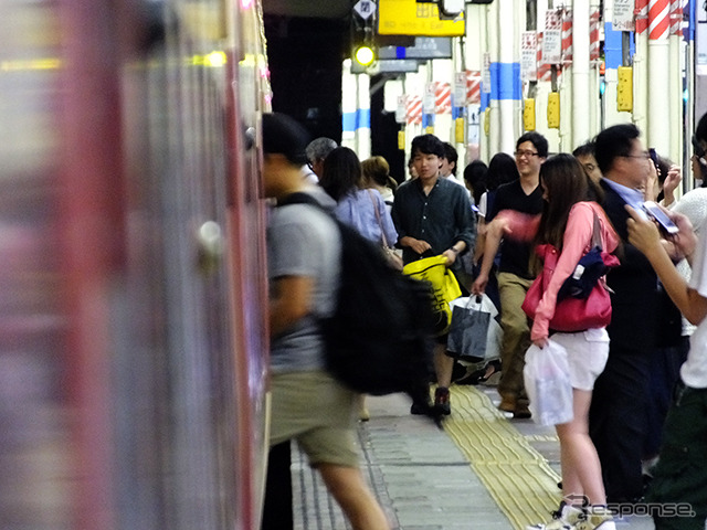 船橋駅に停車中の「快速山梨富士4号」