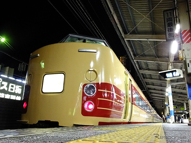 稲毛駅に停車中の189系「快速山梨富士4号」