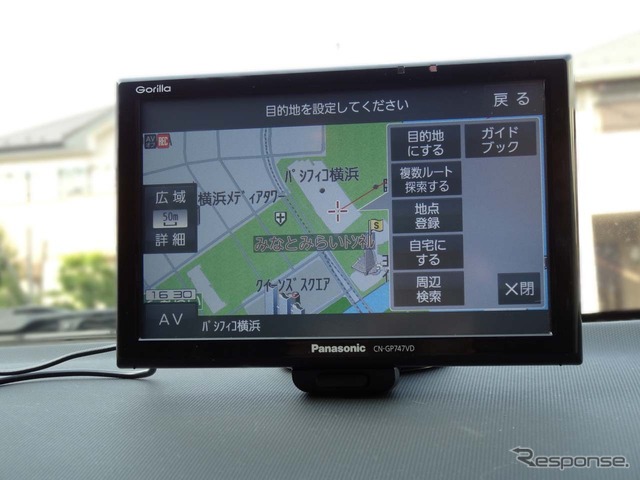 ダッシュボード上に簡単に取り付けられるポータブルナビ。でもCN-GP747VDは測位能力の高さが自慢だ