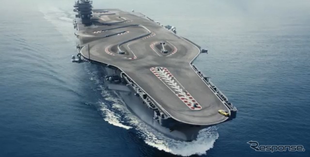 空母の甲板でパフォーマンスを披露するBMW M4クーペ