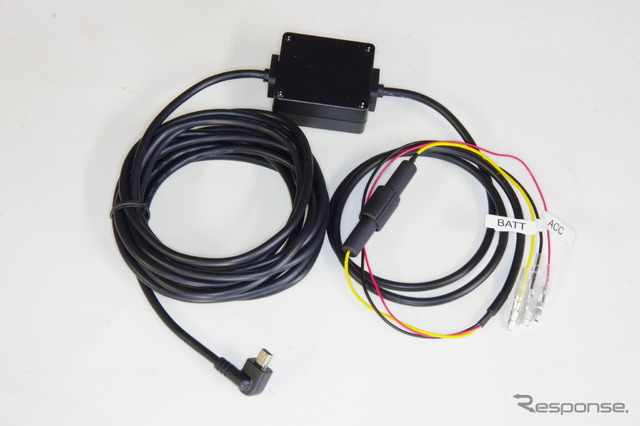 電源ケーブルはシガーライターではなく直結するタイプ。常時電源がオンになっているバッテリー電源とアクセサリ電源が必要だ。