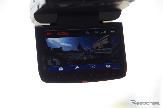 ディスプレイを開けておけば撮影中の映像が表示される。この画面にはGPSの受信状況や録画時間も表示される。