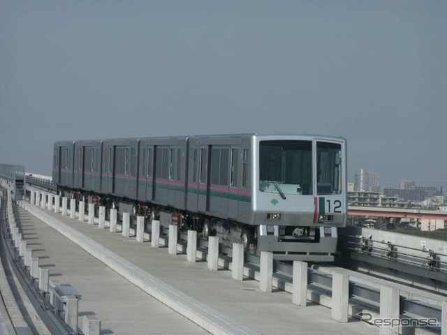 東京都交通局は7・8月に実施される花火大会にあわせ臨時列車を運転する。写真は「足立の花火」にあわせて臨時列車が運転される日暮里・舎人ライナー。