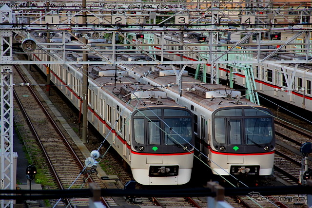 東京都交通局は7・8月に実施される花火大会にあわせ臨時列車を運転する。写真は「隅田川花火大会」にあわせて臨時列車が運転される浅草線の電車。