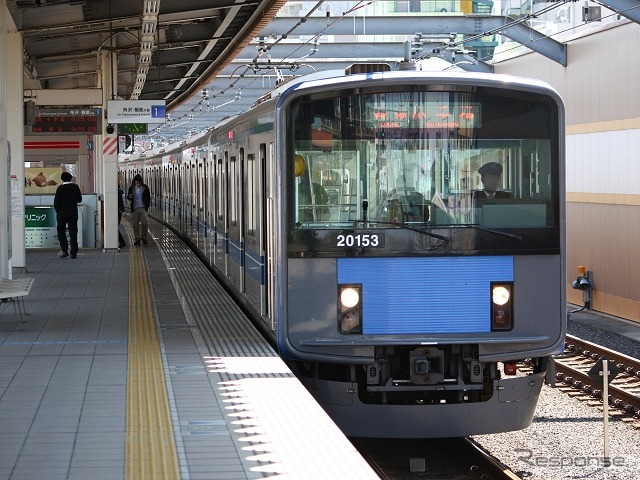 「妖怪ウォッチ」ラッピング車は20000系8両編成を使用する。