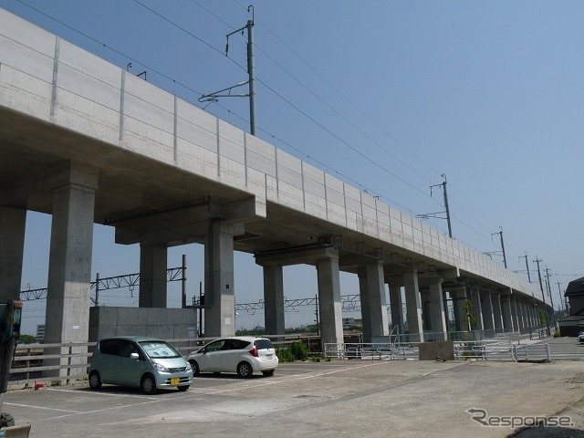 高架橋などの施設がほぼ完成した北陸新幹線（写真は将来の金沢以西延伸部の線路となる、金沢駅から白山総合車両基地に伸びる車庫線）。8月5日からはJR西日本車のW7系も走行試験を始める。