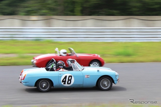 MGB(手前)とオースチン・ヒーレースプライトMk1(奥)