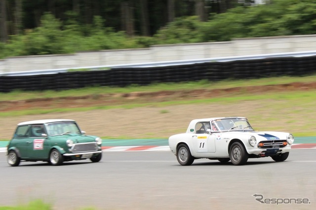 ホンダS800レーシング(右)とミニ(左)