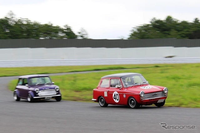 オースチン・A40ファリーナ（右）とミニ（左）