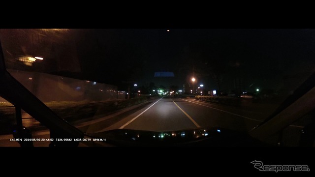 夜間はヘッドライトの照射範囲が撮影する範囲よりずっと狭いため、画面の真ん中だけが明るい映像になってしまう。しかし、暗い部分もつぶれることはなく、車両や人物ははっきり写る。