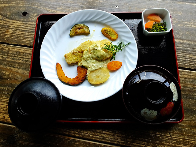 地元の魚や野菜。「島キッチン」