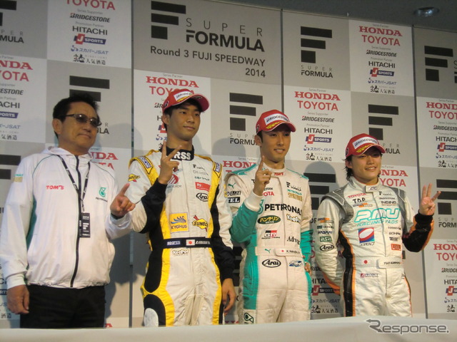 左から優勝の舘信秀トムス監督、2位の平川、優勝の一貴、3位の国本。