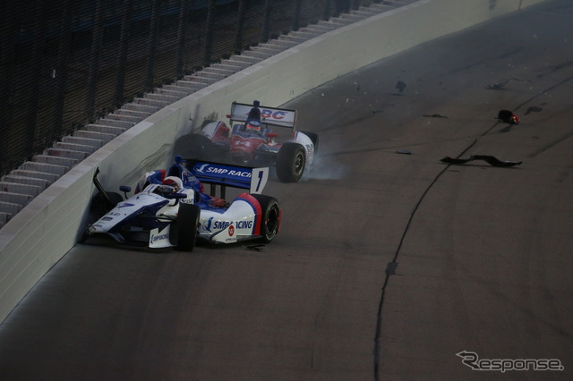 琢磨（後方）はアクシデントに巻き込まれた。写真：INDYCAR