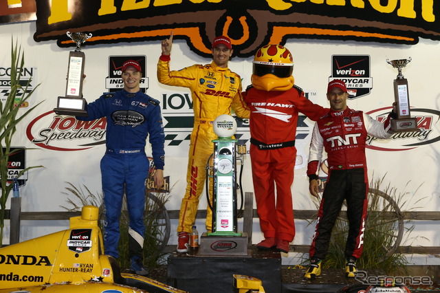 左から2位ニューガーデン、優勝ハンターレイ、右端が3位カナーン。写真:INDYCAR