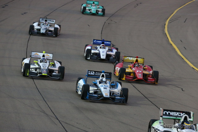 向かって中央左側を走る#67がニューガーデンのマシン（2位）。写真：INDYCAR