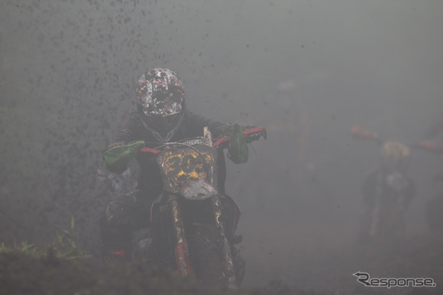 標高700m、雲の中でのレース。視界も最悪であった