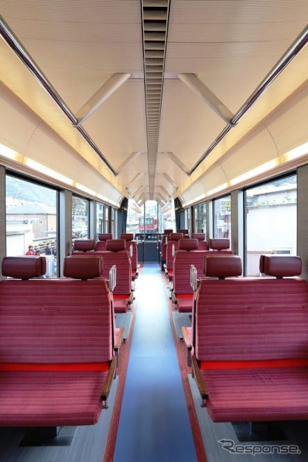 11月1日から営業運転を開始する箱根登山鉄道3000形の車内。10月4日に小田急クレジットカード会員限定の試乗会を行う。