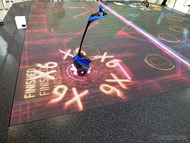 写真奥の受付テーブルの下にLED操作用パソコンがある