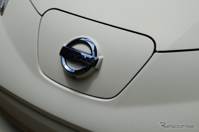 車体にセルフクリーニング機能を備えた日産リーフのプロトタイプ車