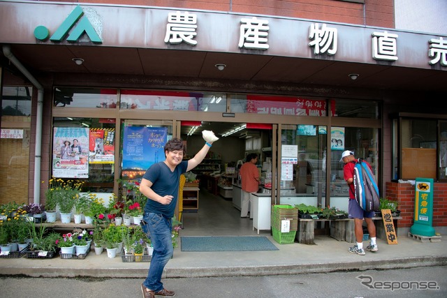 農協で米を手に入れ喜ぶ田中さん