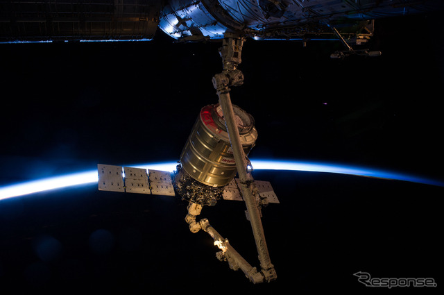 SSRMSに把持されたシグナス補給船運用2号機(出典:JAXA/NASA)