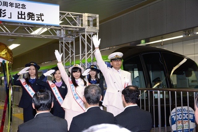 HKT48(7月18日、東京モノレール新型車出発式)