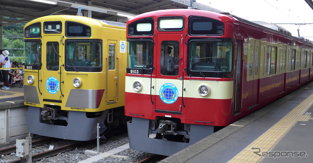 黄色い一般塗装の9000系（左）と並んだ「RED LUCKY TRAIN」