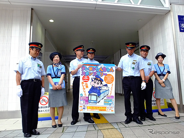 駅員やアテンドたちもお出迎え