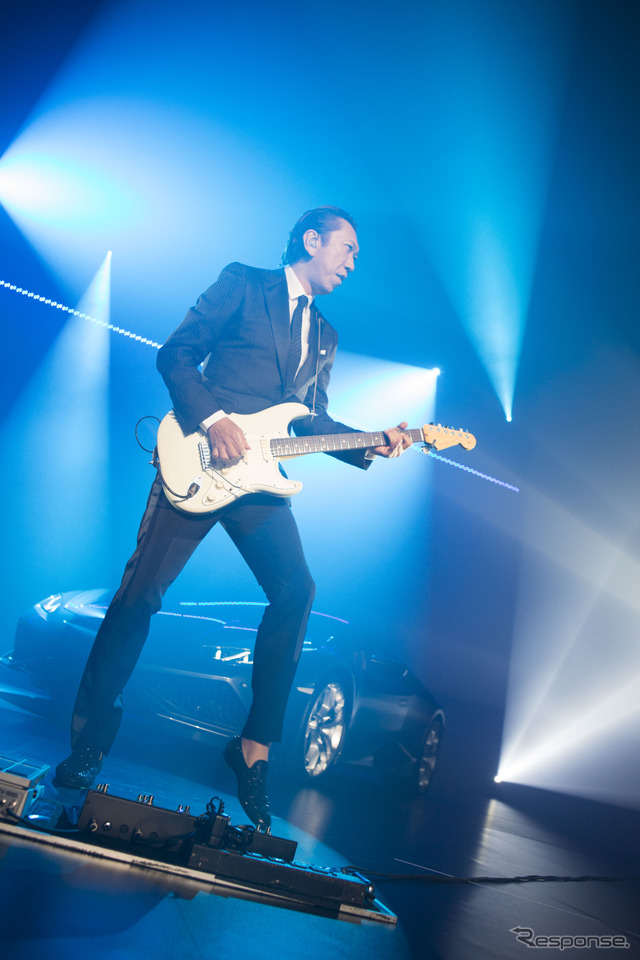 ギタリスト布袋寅泰がランボルギーニ・ウラカン発表を生演奏で祝福