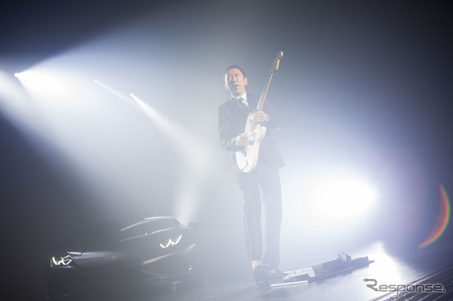 ギタリスト布袋寅泰がランボルギーニ・ウラカン発表を生演奏で祝福