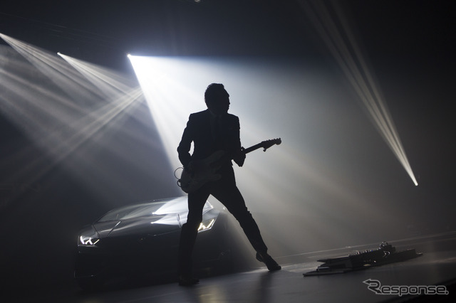 ギタリスト布袋寅泰がランボルギーニ・ウラカン発表を生演奏で祝福