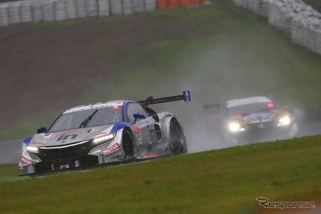 午前の公式練習。反撃に期待がかかるGT500クラスのホンダ勢、#18 NSX(手前)。