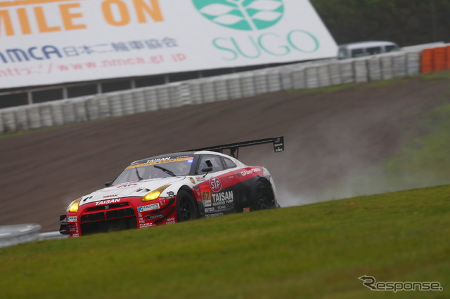 午前の公式練習での#67 GT-R(GT300クラス)の走り。