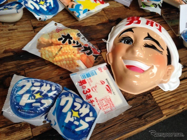 東京・世田谷の中古車店「リトル・ウッズ」で19日、20日開催されている「男前豆腐夏祭り in リトカフェ」