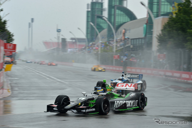 第13戦ポールポジションの#11 ブルデーを先頭にした隊列走行。写真:INDYCAR